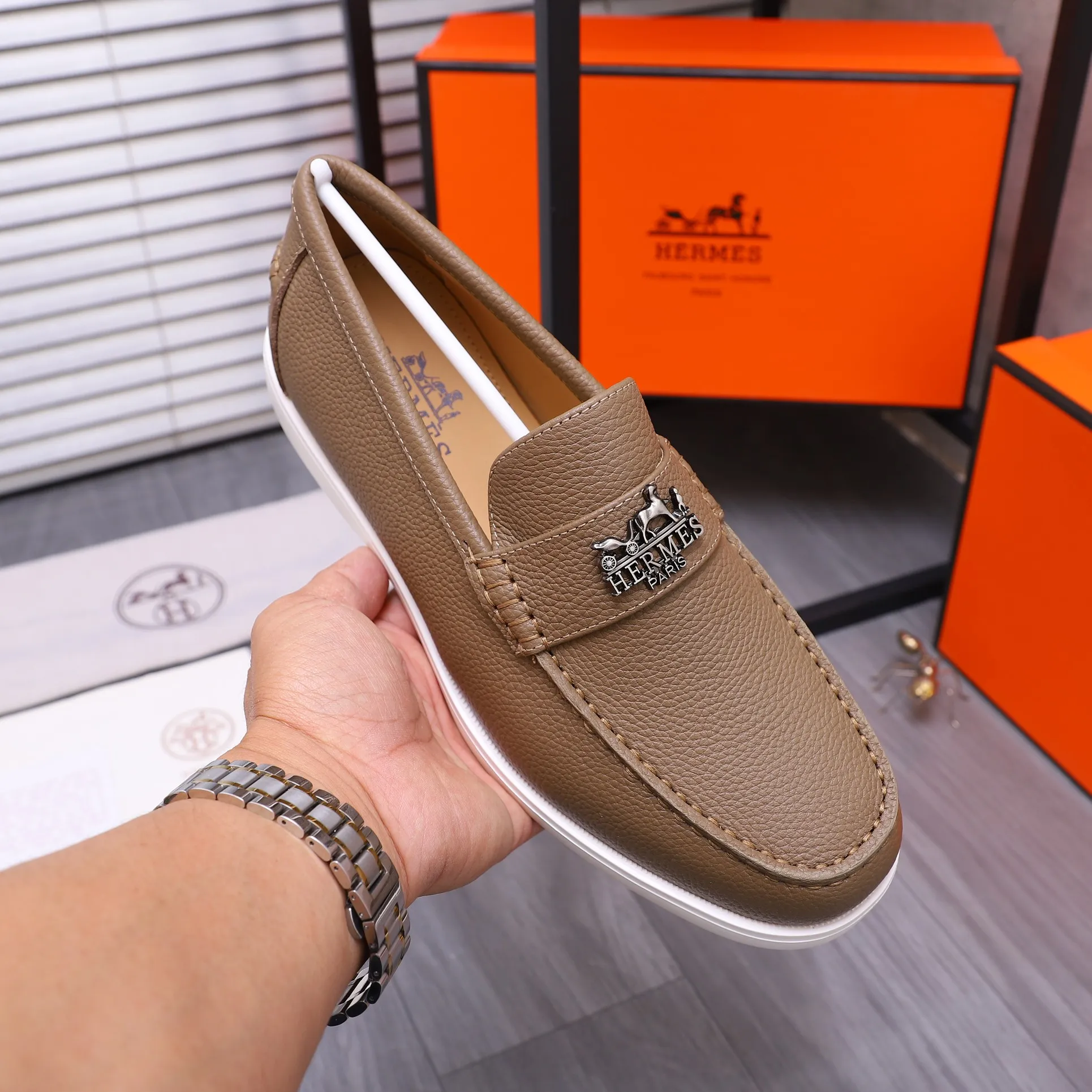 Men's shoes 💰p560 Product trademark: HERMES "Hermes" casual slip-on men's shoes. Regular size: 38-46 (45.46 is custom-made and non-returnable) Product materials: Selected pebbled cowhide upper, cowhide lining, original foam rubber ultra-light sole